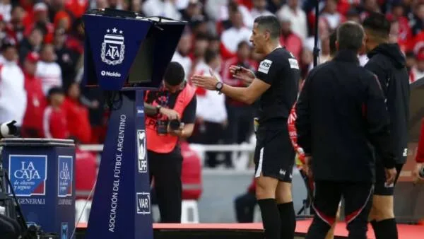 AFA prepara la implementación del VAR semiautomático en el fútbol argentino a partir de 2027