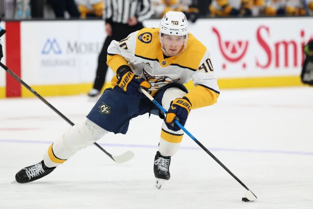 Colorado Avalanche intercambia a Jack Drury con Nashville en una operación que redefine su plantilla
