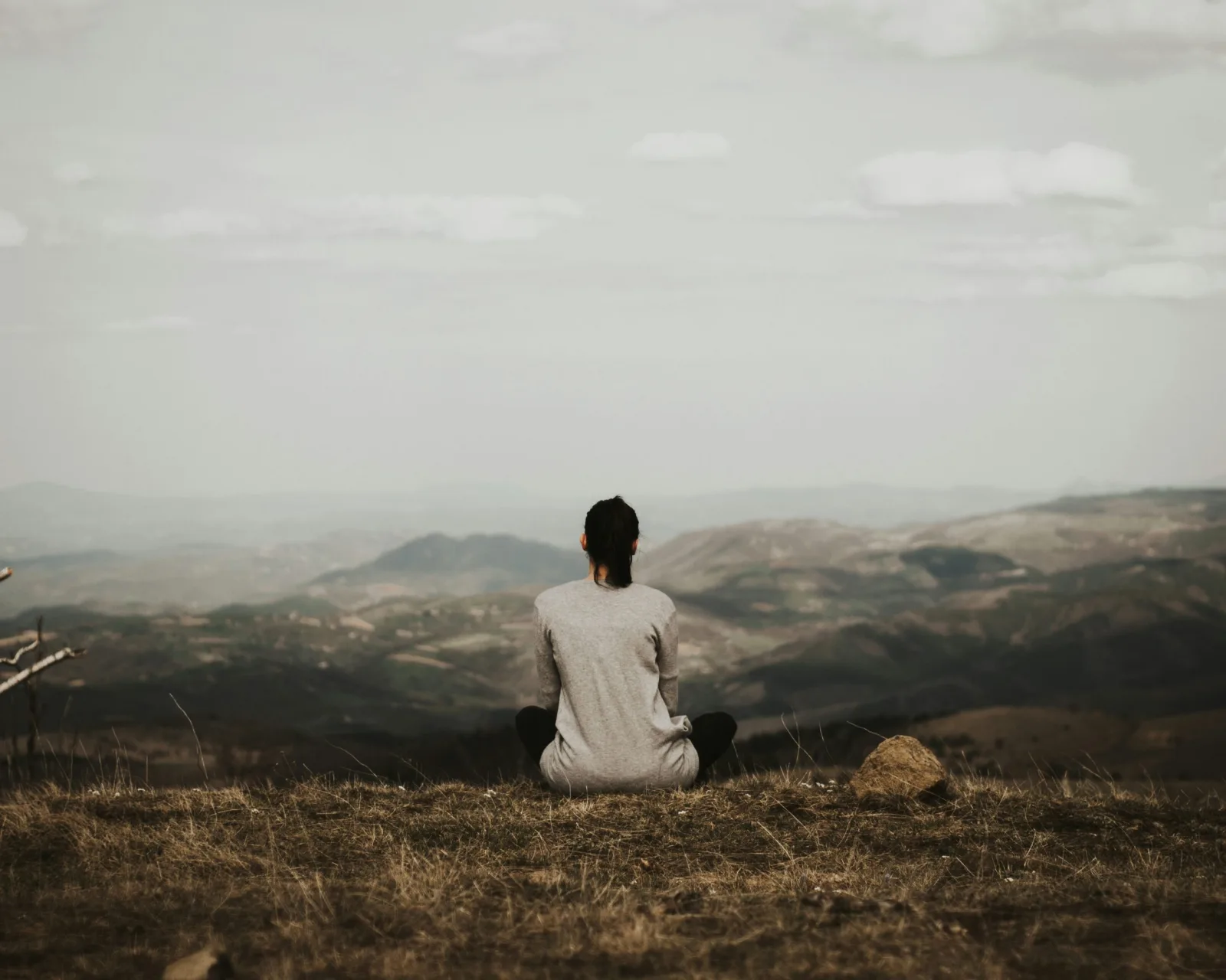 Cómo la soledad intencionada impulsa la creatividad y la reflexión personal