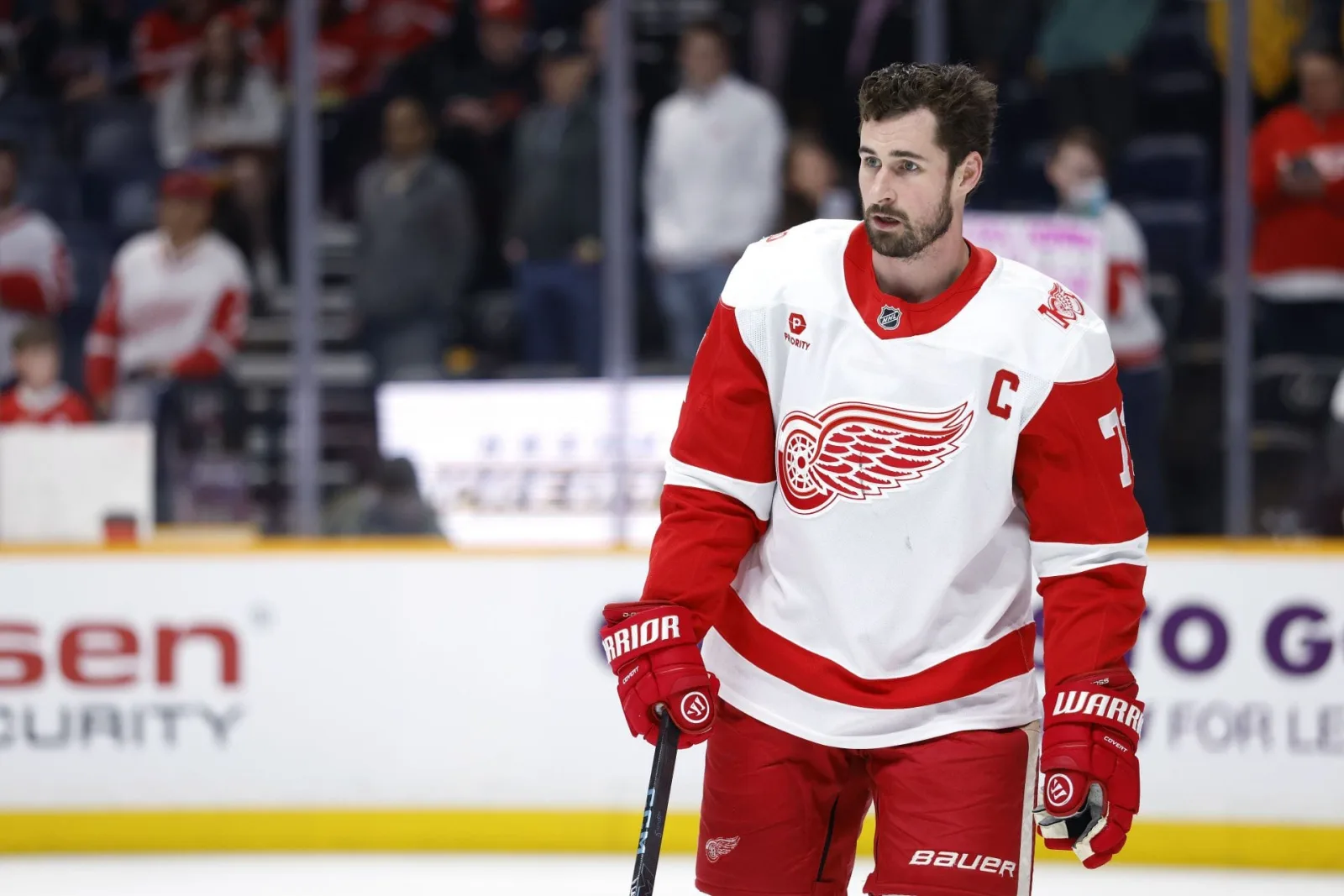 Dylan Larkin solicita traspaso y genera tensión en los Red Wings de Detroit