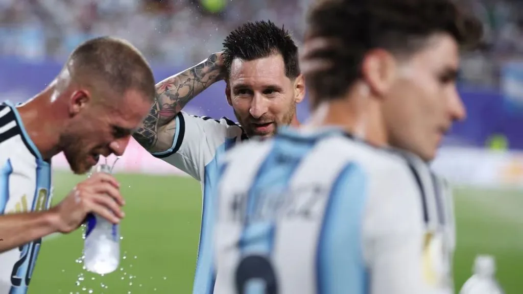 El impacto médico de las pausas de hidratación en el fútbol profesional bajo calor extremo