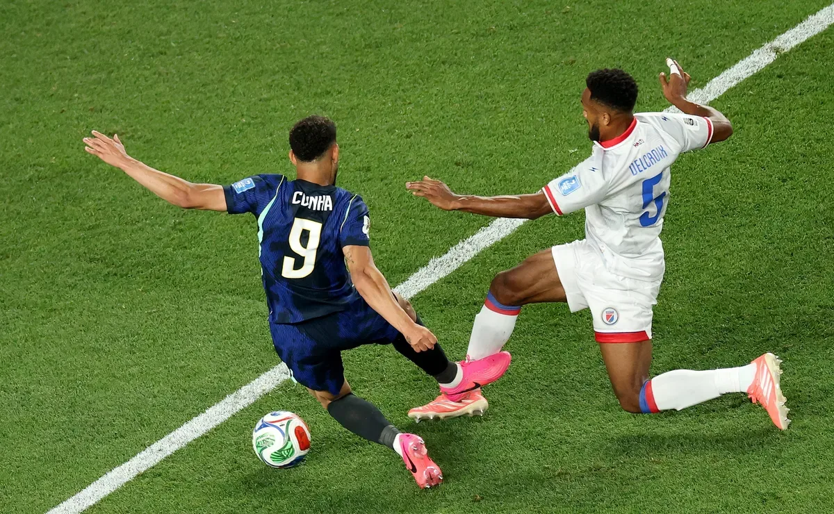 Especialista señala error arbitral en primer gol de Brasil ante Haití y silencio del VAR