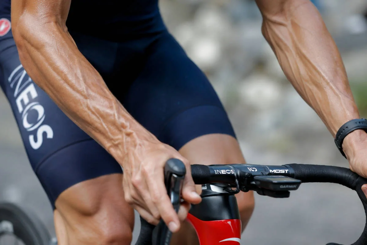 Factores clave que explican la vascularización visible en ciclistas profesionales