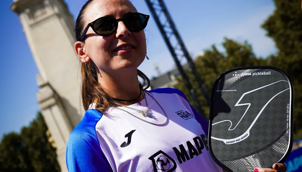 Joma fortalece su expansión en pickleball con nueva pala certificada y alianzas clave