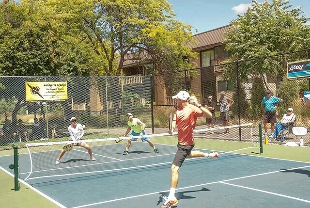 Kelowna aprueba la conversión de un inmueble industrial para pista de pickleball cubierta