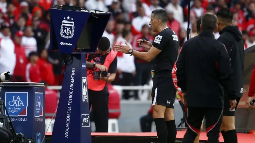 La AFA anuncia la llegada del VAR semiautomático al fútbol argentino en 2027