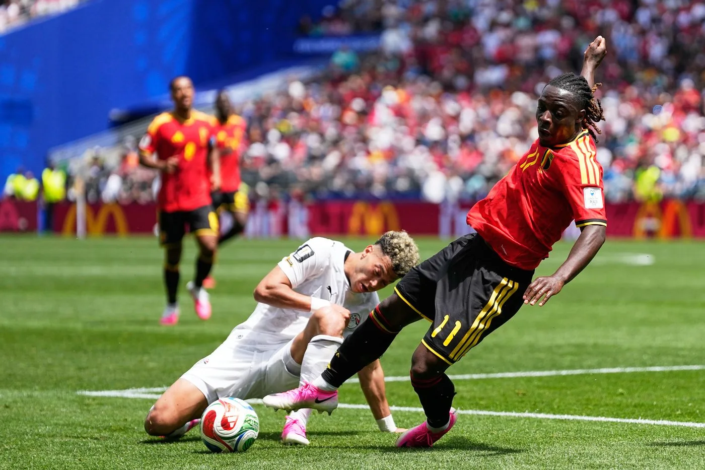 L’Équipe se disculpa por comentarios contra jugador belga por priorizar nacimiento sobre Mundial