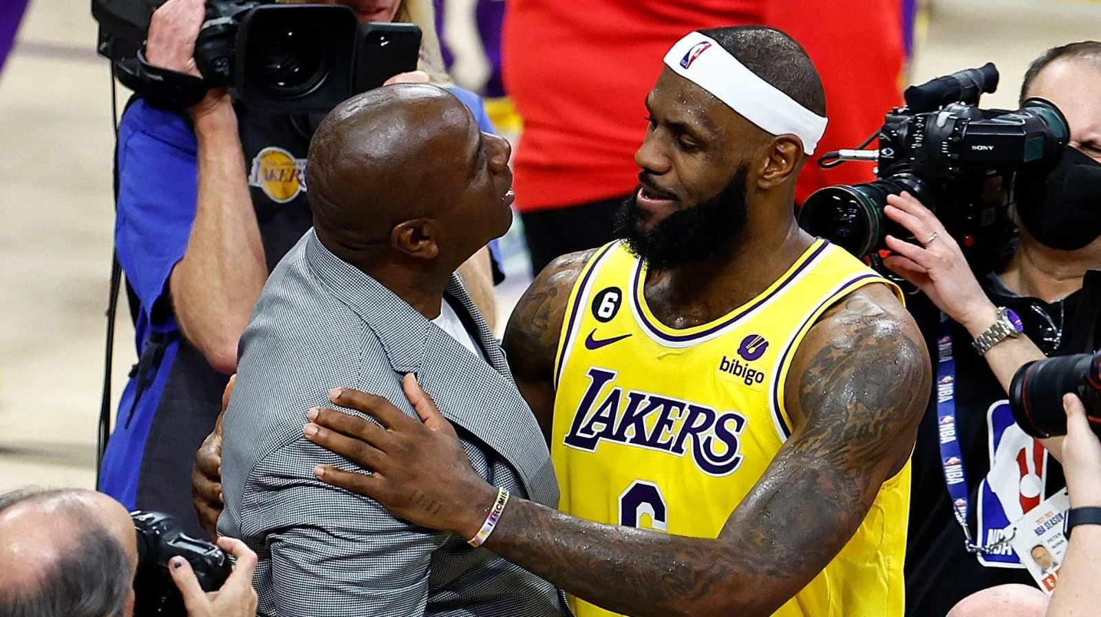 Magic Johnson apunta a la negociación económica como clave para el futuro de LeBron en Lakers