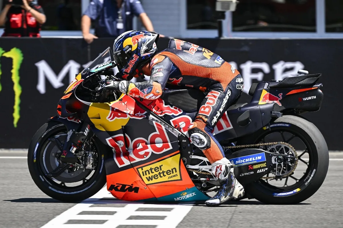 MotoGP implementa prohibición inmediata de front holeshot devices y amplía el espacio en la parrilla