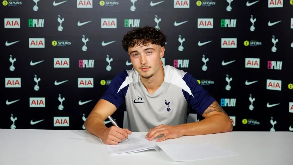 Tottenham asegura el futuro a largo plazo de Ronny Moncur, prometedor mediapunta de la academia