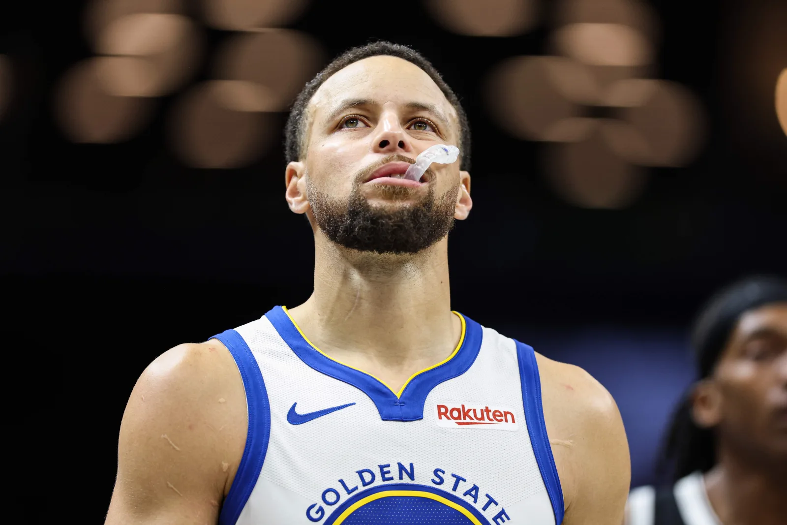 Warriors avanzan en negociaciones clave para retener a Kristaps Porzingis junto a Stephen Curry