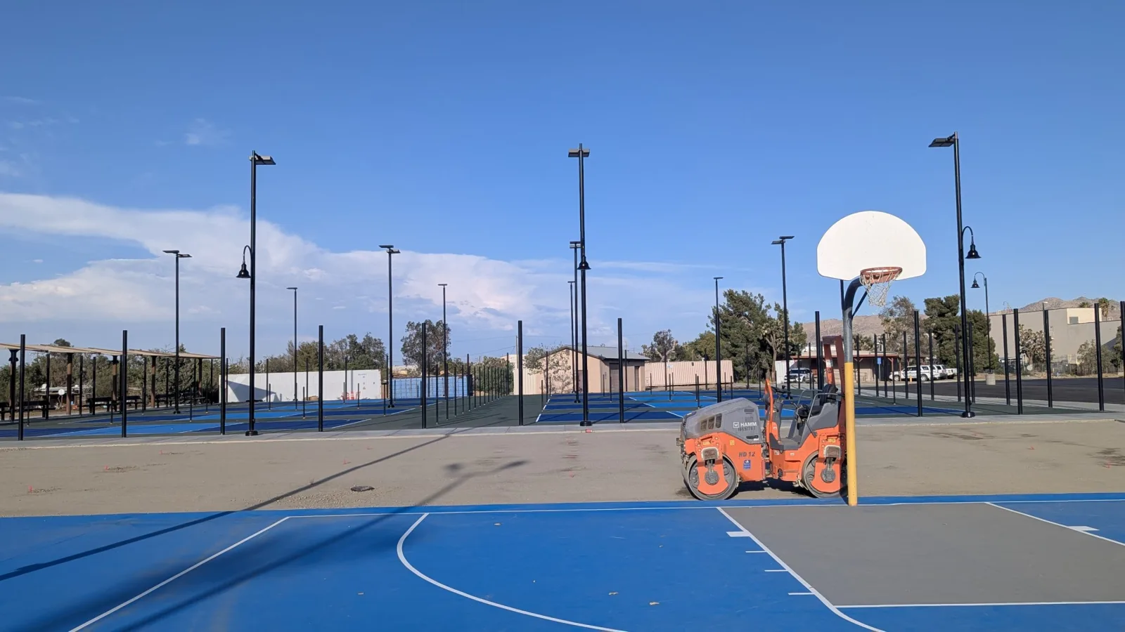 Yucca Valley avanza en renovación de canchas deportivas y proyectos de embellecimiento vial