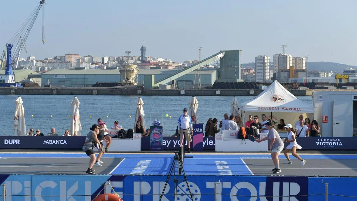 A Coruña impulsa el pickleball global con un torneo pionero en una pista flotante sobre el mar