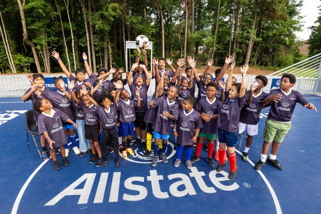 Allstate y Tyler Adams inauguran tercera mini cancha de fútbol juvenil en Atlanta