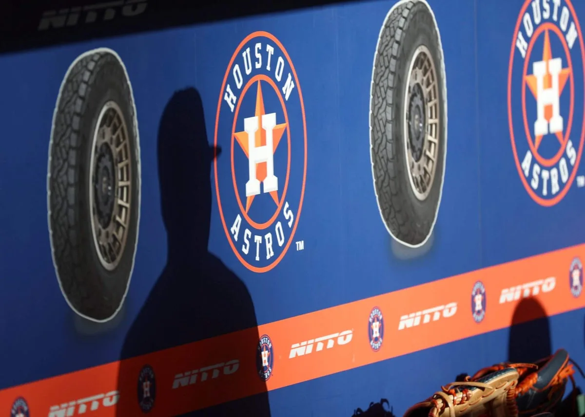 Astros buscan retener a Dan Hennigan ante oferta de Wake Forest para coordinador ofensivo