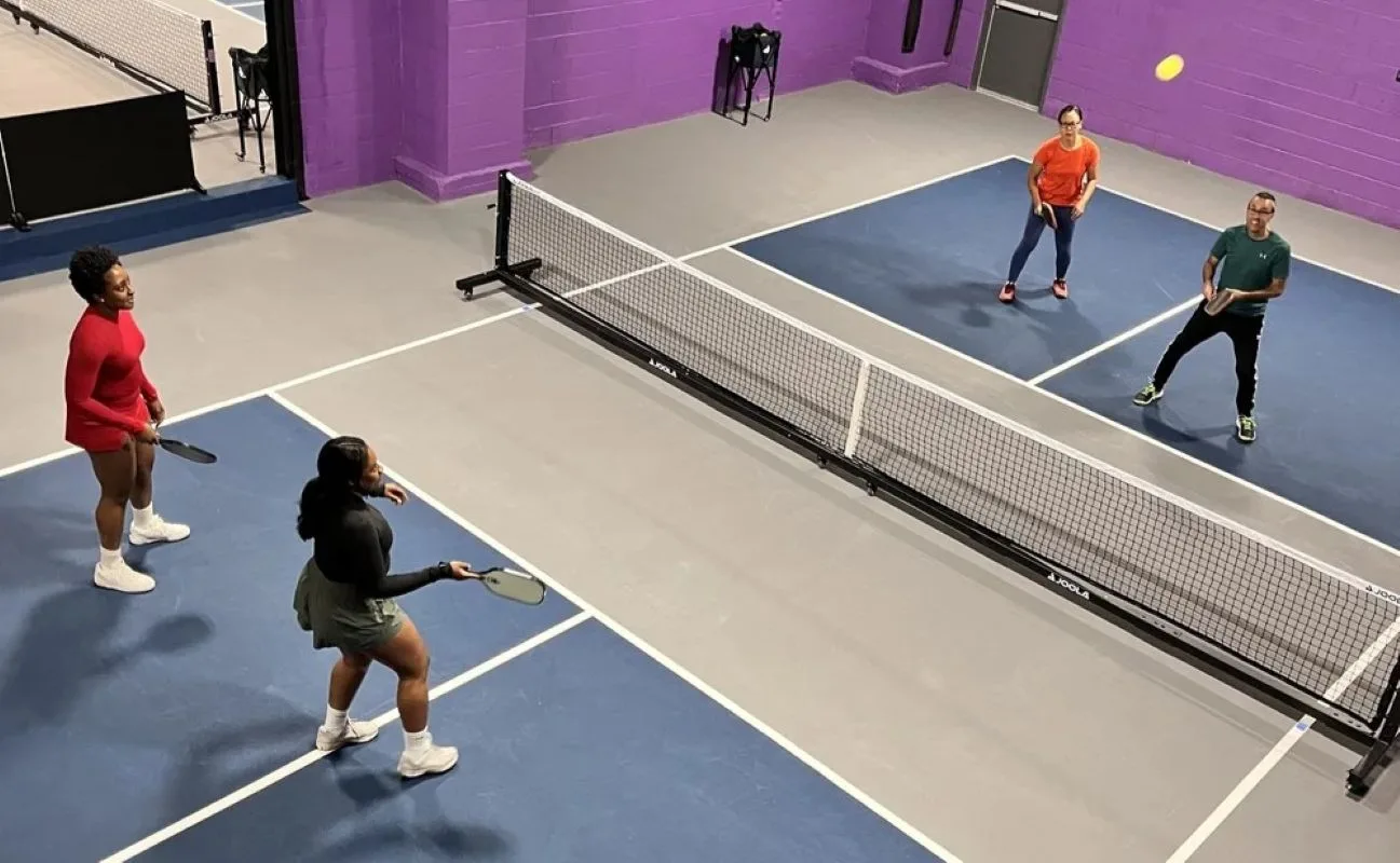 Baltimore estrena cancha temporal de pickleball en el Inner Harbor para atraer a la comunidad