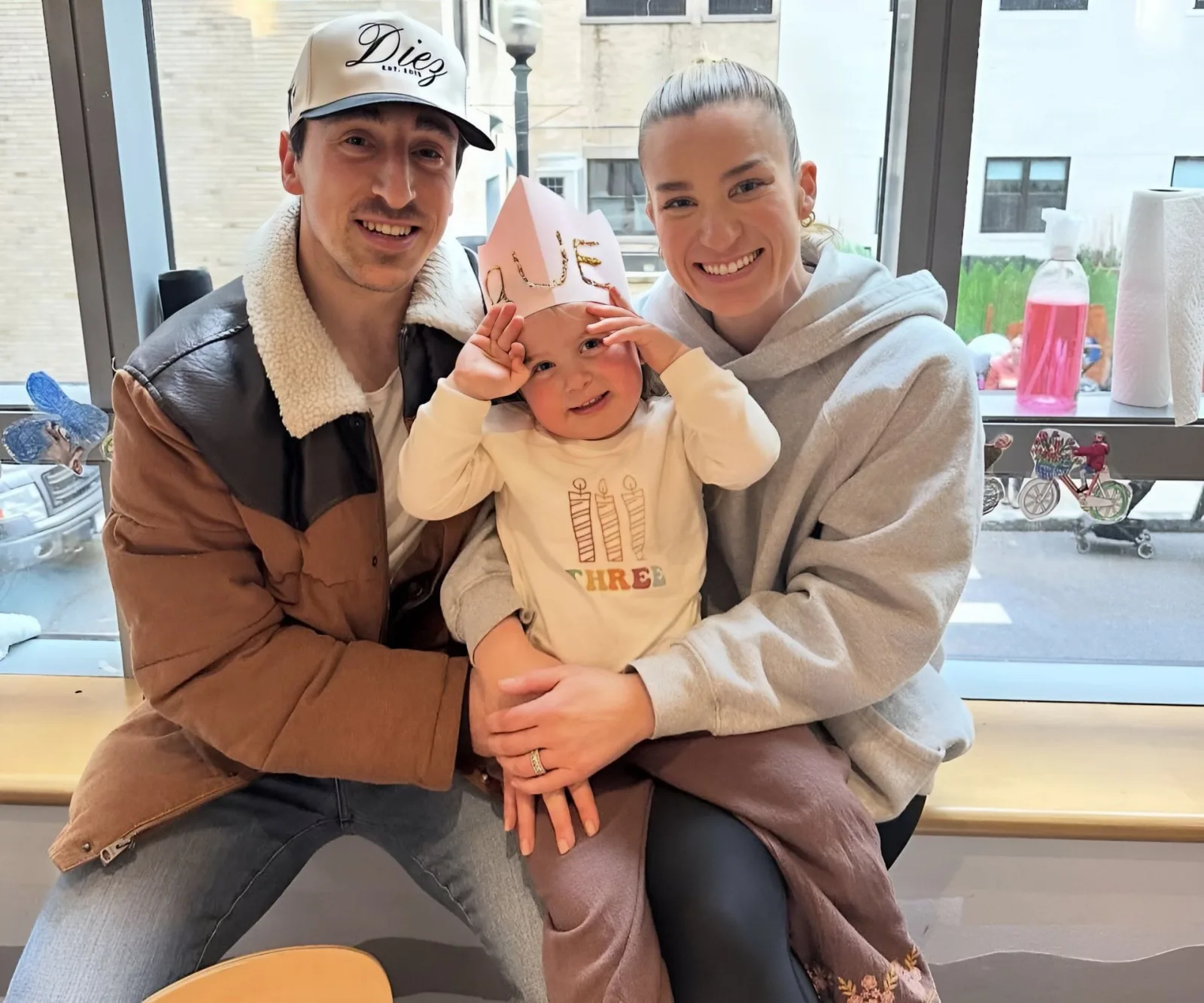 Brad Marchand mantiene su preparación física con su hija como compañera de entrenamiento