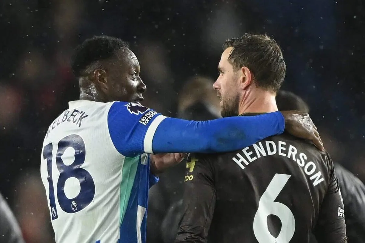 Chelsea apunta a experiencia con fichajes de Henderson y Welbeck en su remodelación