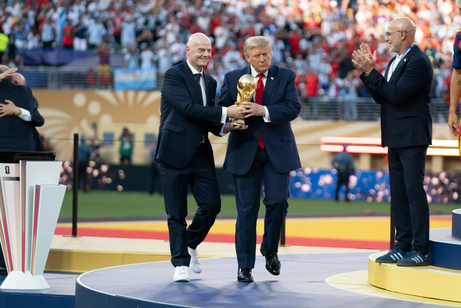 Crecen las denuncias éticas contra Infantino por su vinculación con Trump