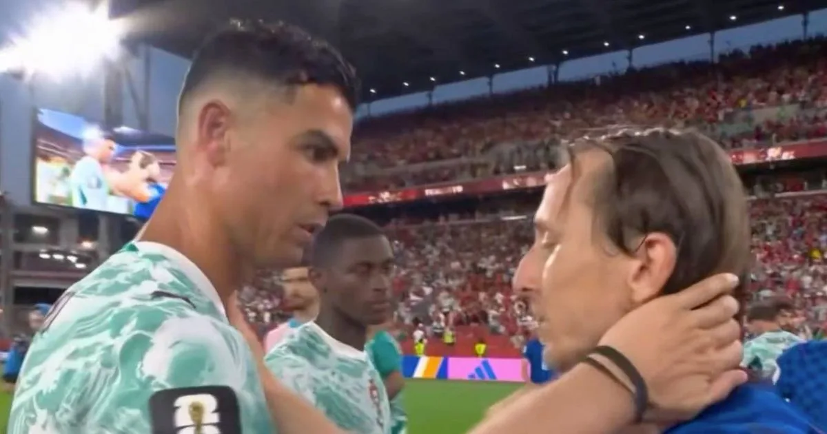 Cristiano Ronaldo consuela a Luka Modric tras polémica decisión de VAR en Mundial