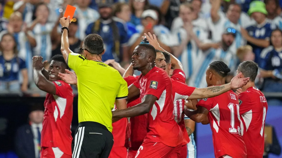 Críticas a VAR tras la expulsión de Embolo en el Mundial generan debate sobre imparcialidad arbitral