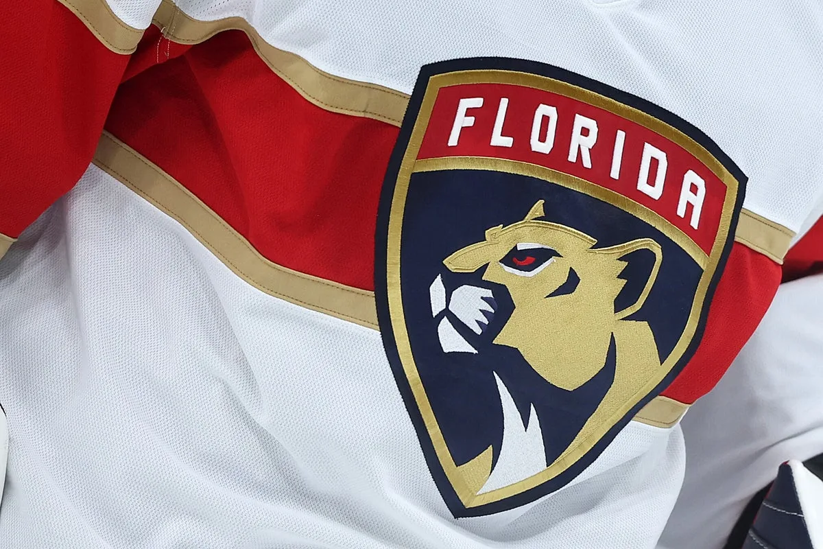 El encargado de equipamiento de Florida Panthers y Team USA suspendido tras arresto por agresión