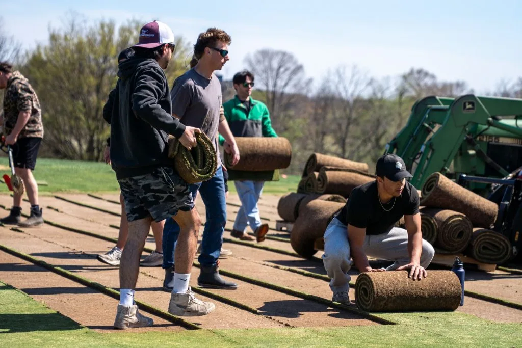 Estudiantes de Tecnología Agrícola renuevan campo de golf de Virginia Tech en colaboración con Recreational Sports