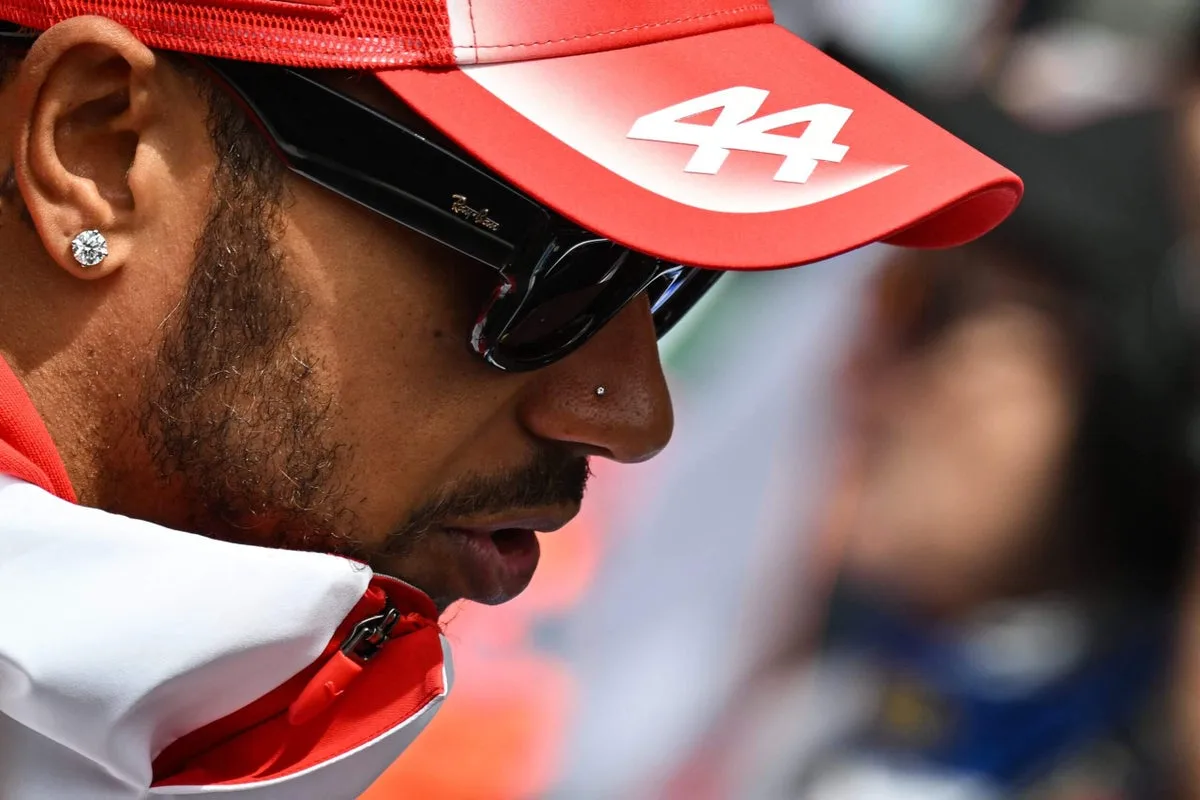 Ferrari multado tras incidente con mecánico en parada de Lewis Hamilton en GP de Bélgica