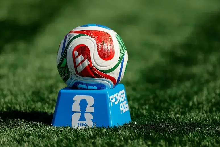 FIFA y Adidas lanzan la pelota Trionda Final para las semifinales con estrategia comercial clave
