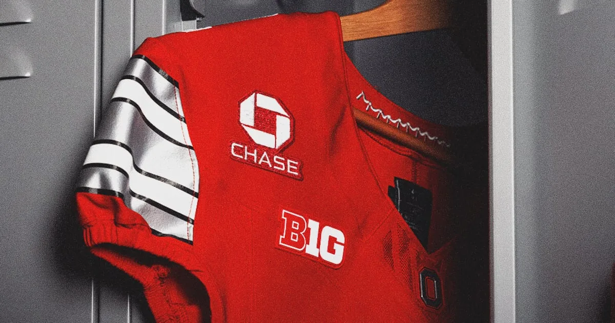 Grandes marcas entran en parches en jerseys en universidades con acuerdos multimillonarios