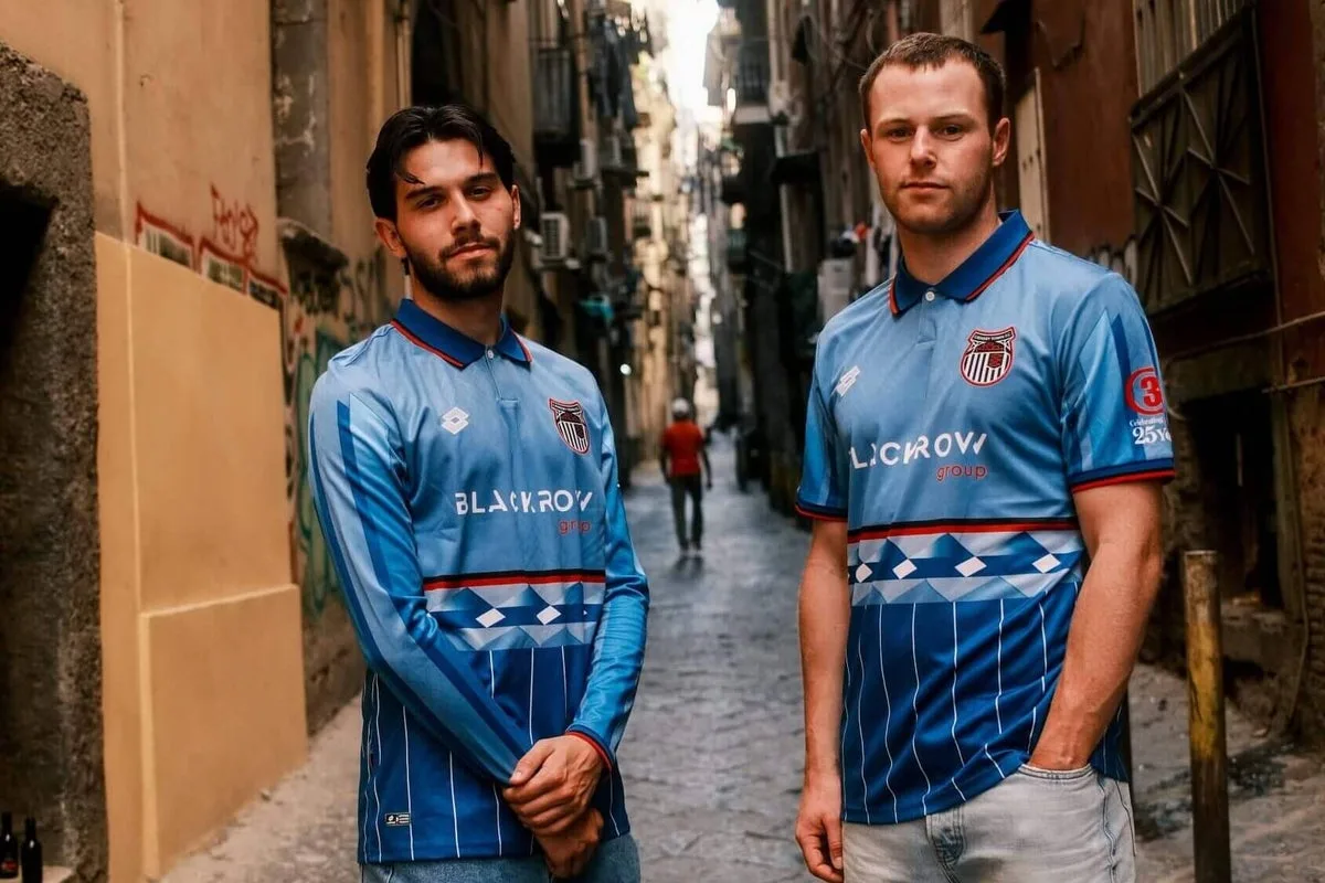 Grimsby Town resucita un diseño de los 90 y conquista la moda futbolística veraniega