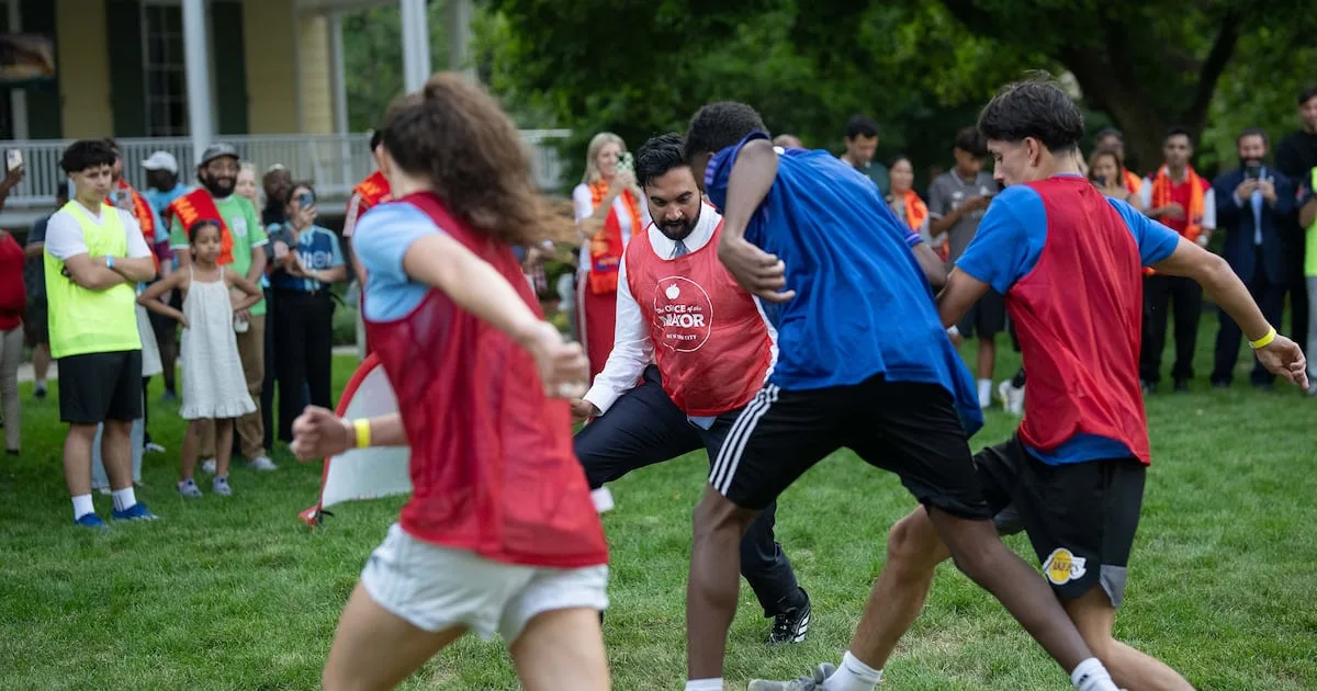 Jóvenes de NYC usan IA para diseñar estadios y campos de fútbol en desafío deportivo