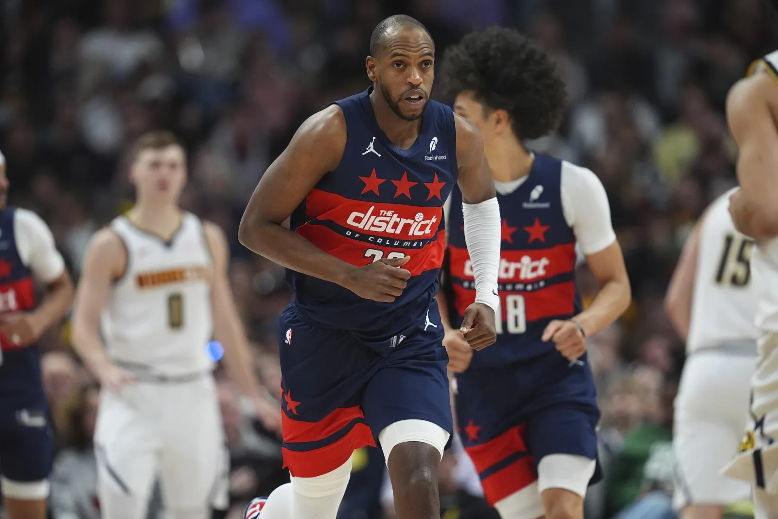 Khris Middleton regresa a Washington Wizards mediante un sign-and-trade en acuerdo multifacético