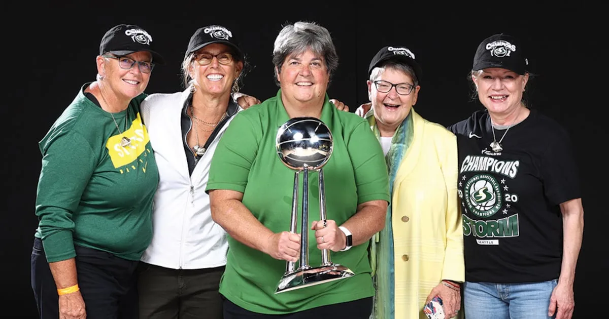La WNBA suspende a copropietaria de Storm tras confrontación con aficionados por Sophie Cunningham