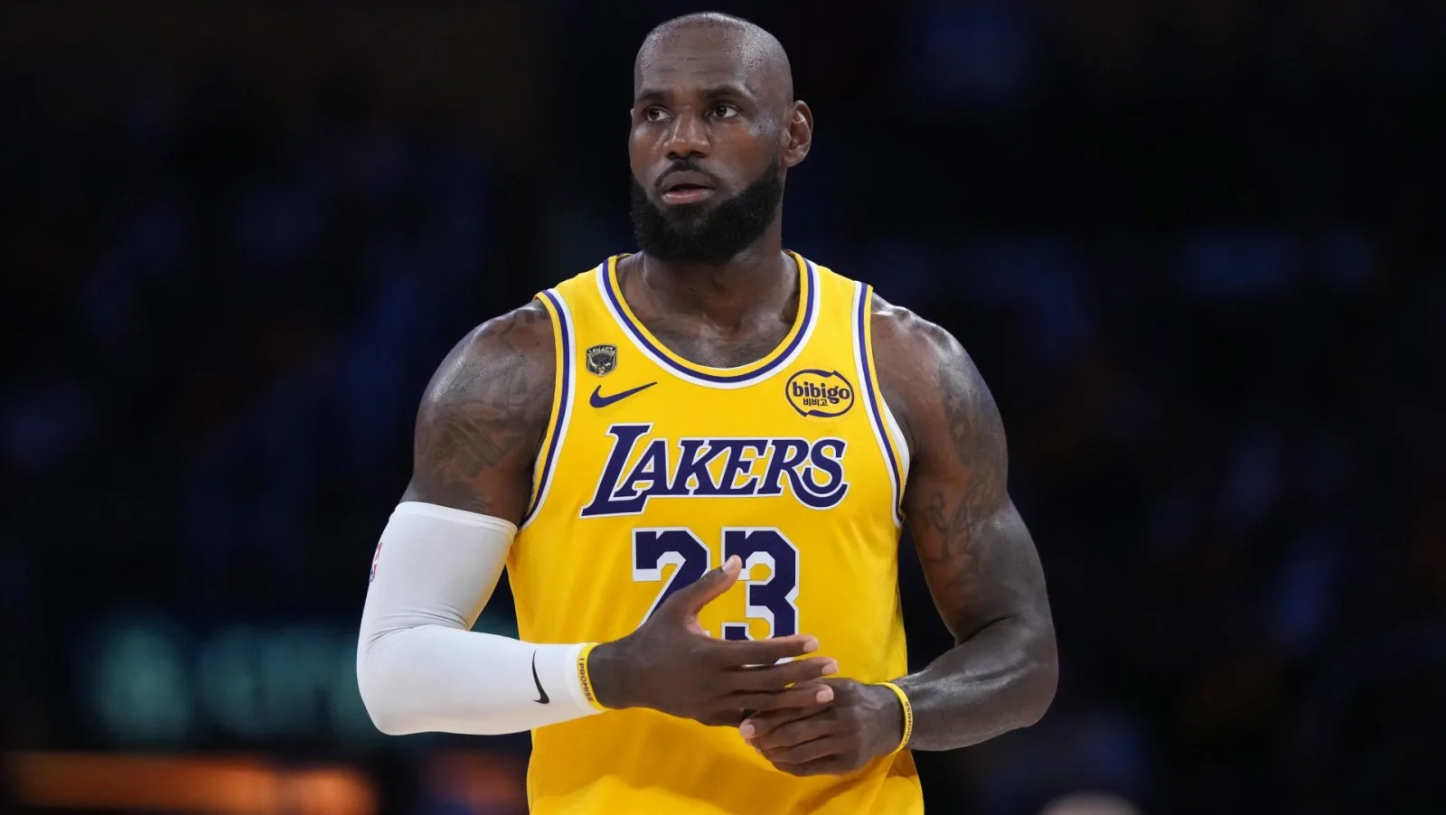 LeBron James firma con los 76ers en un contrato de dos años con opción de jugador