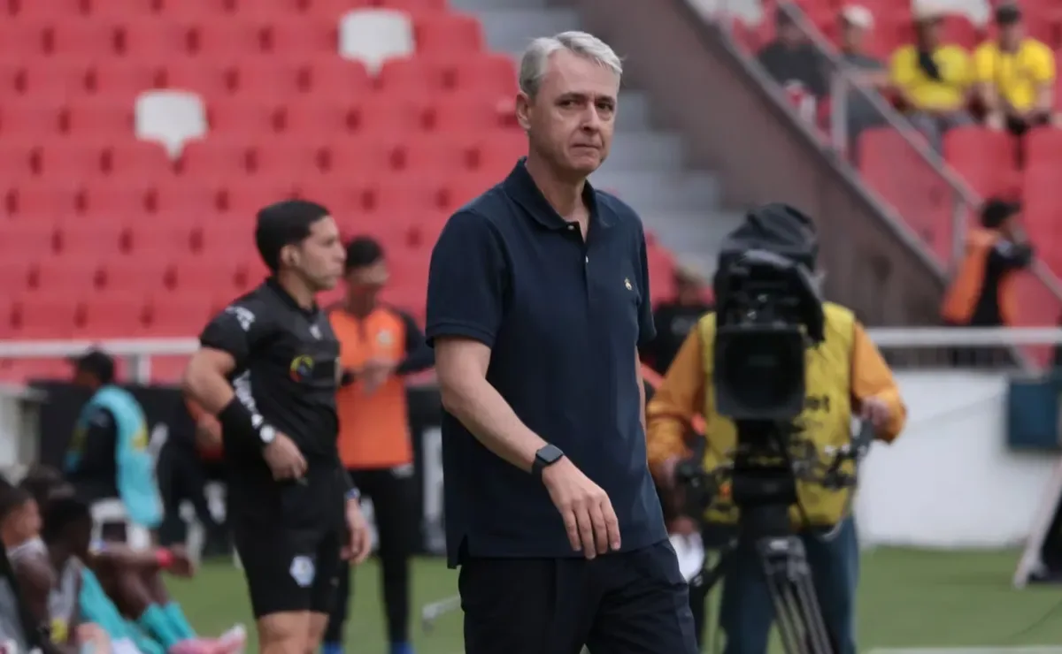 Liga de Quito mantiene a Tiago Nunes pese a resultados negativos y conflictos internos
