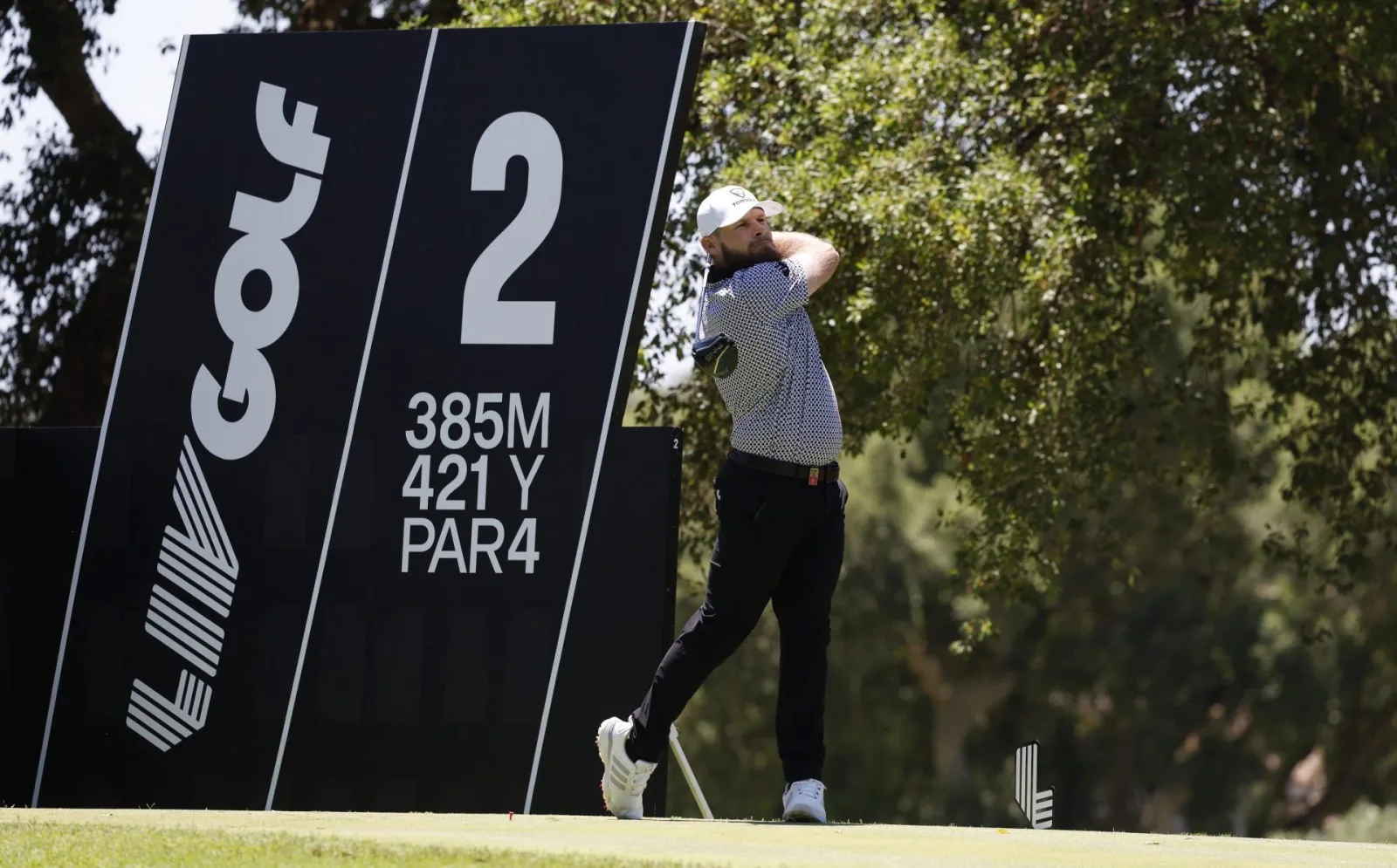 LIV Golf vuelve tras 47 días de pausa y enfrenta una demanda por más de un millón