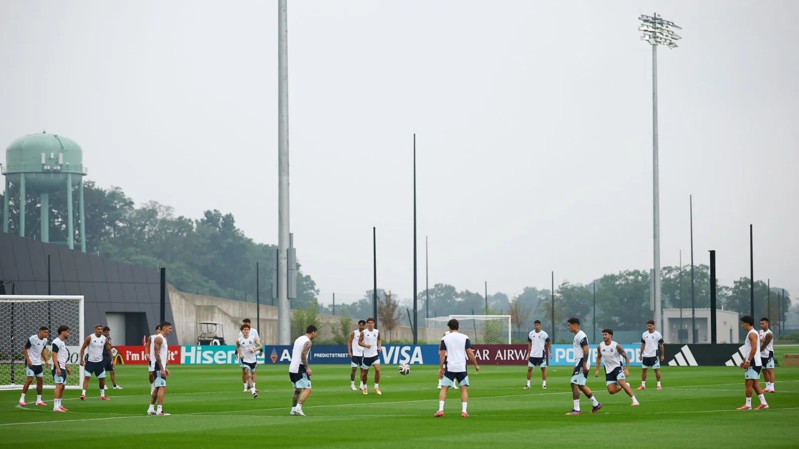 Lluvias intensas y mala calidad del aire marcan víspera de la final del Mundial