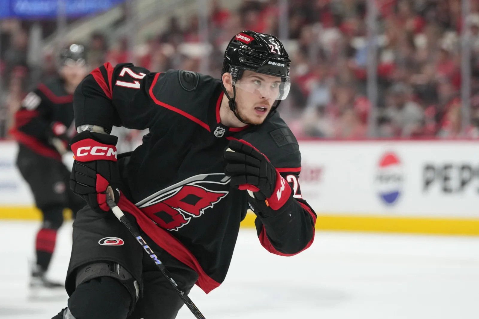 Los Blues evalúan opciones para incorporar al defensa Nikishin de los Hurricanes en negociaciones clave