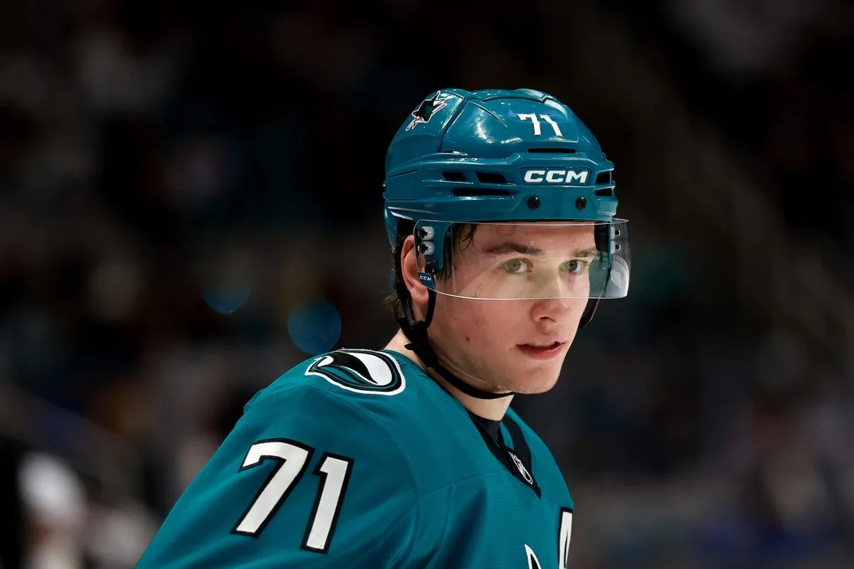 Macklin Celebrini firma extensión récord con San Jose Sharks sin alcanzar tope máximo de salario