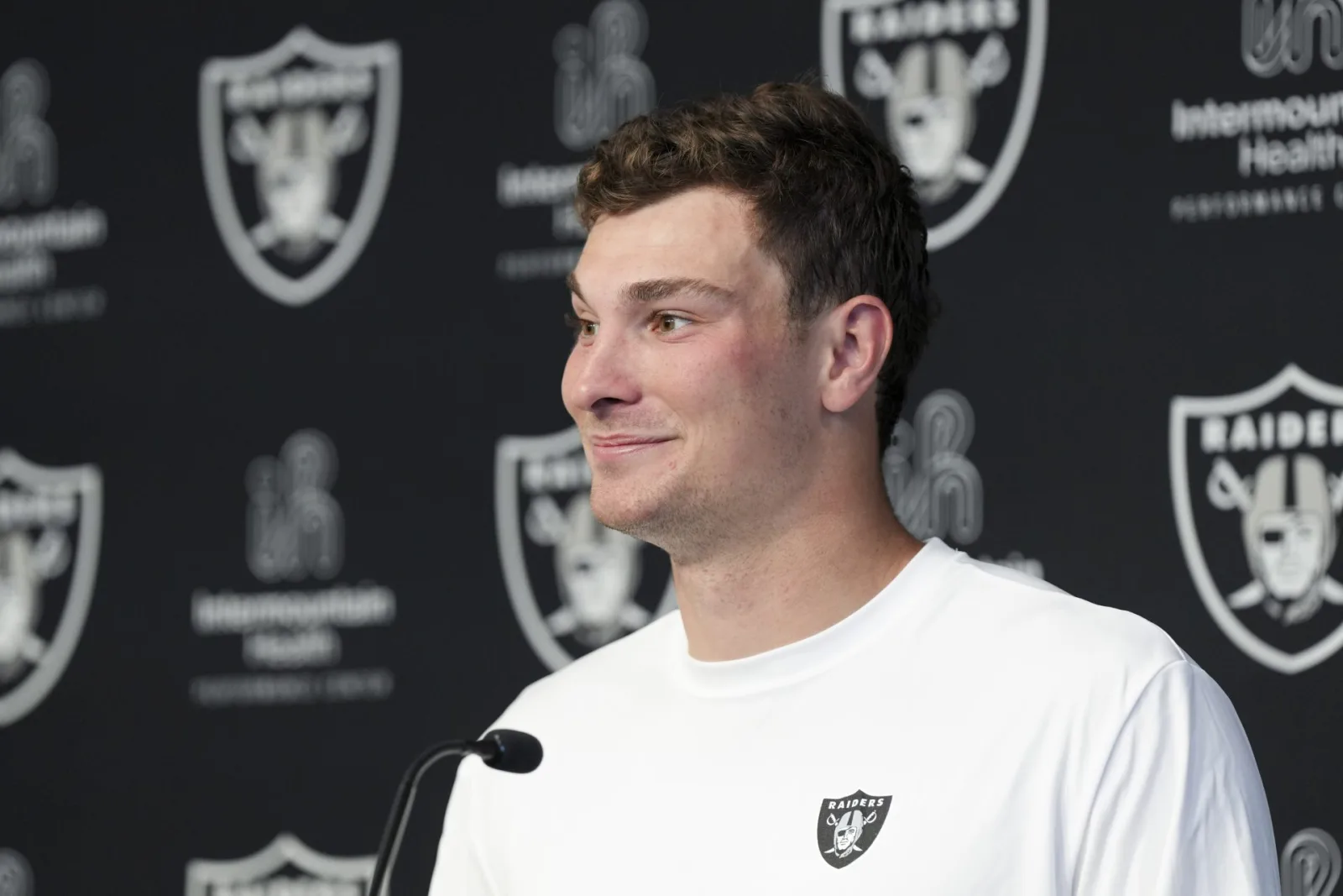Mendoza firma contrato de más de 57 millones con Raiders; futuro de Pavia es incierto
