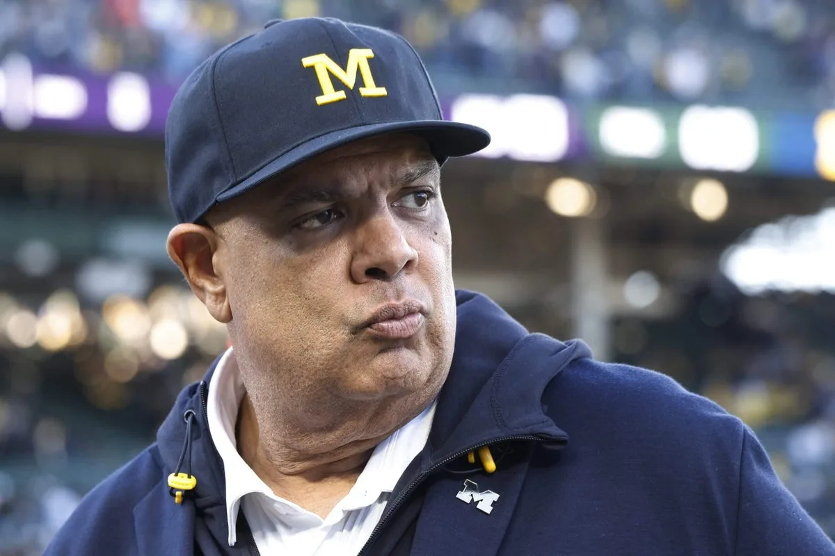 Michigan acuerda pago de más de 7 millones a su director atlético Warde Manuel