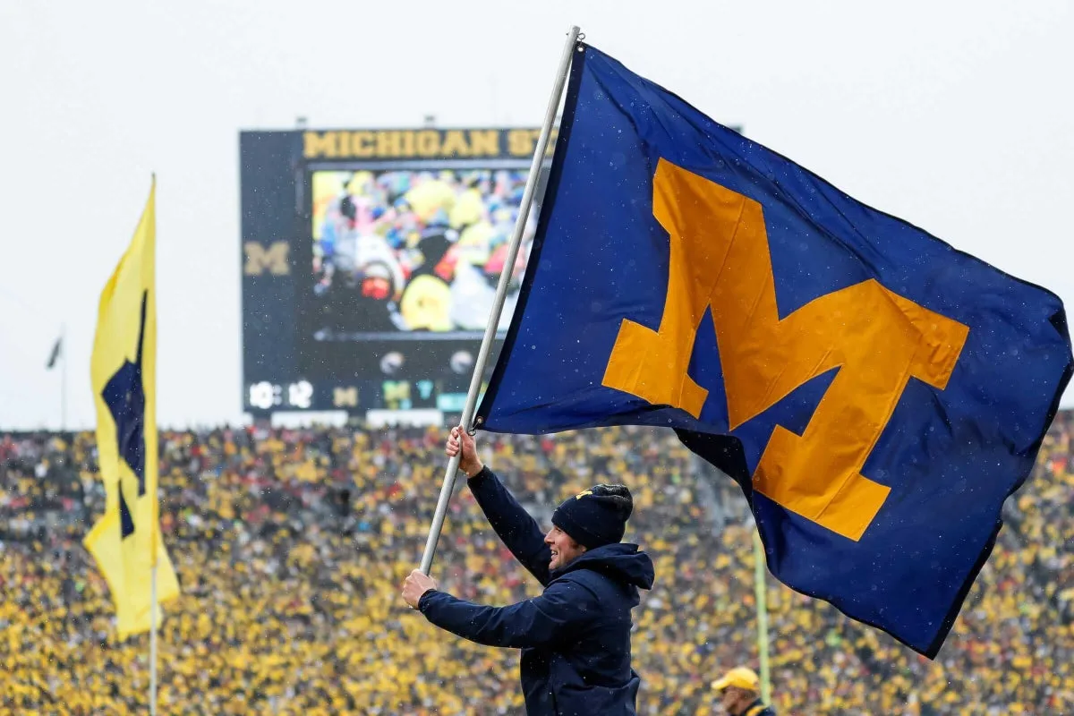Michigan anuncia salida de Warde Manuel tras investigación y crisis en el deporte universitario