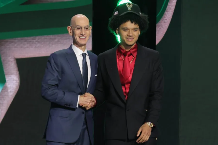 Milwaukee Bucks oficializan contrato de novato para Brayden Burries tras draft 2026
