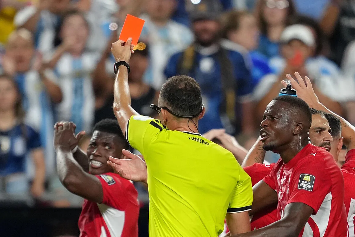 Nueva regla del VAR explica la expulsión de Embolo en el Mundial 2026
