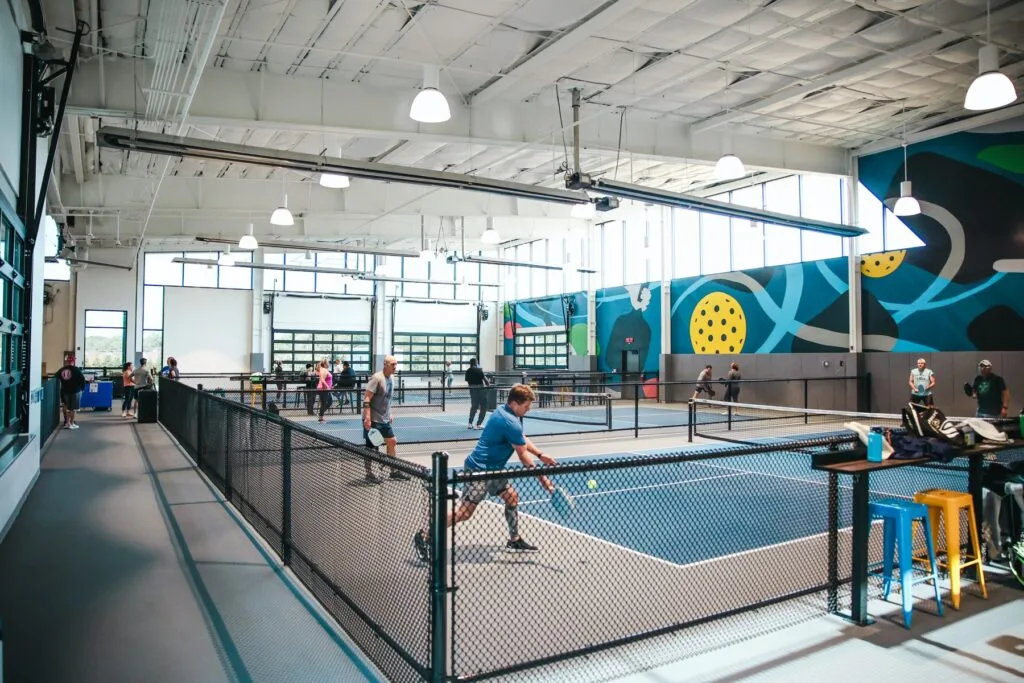 Overland Park impulsa el crecimiento del pickleball y fortalece su oferta gastronómica