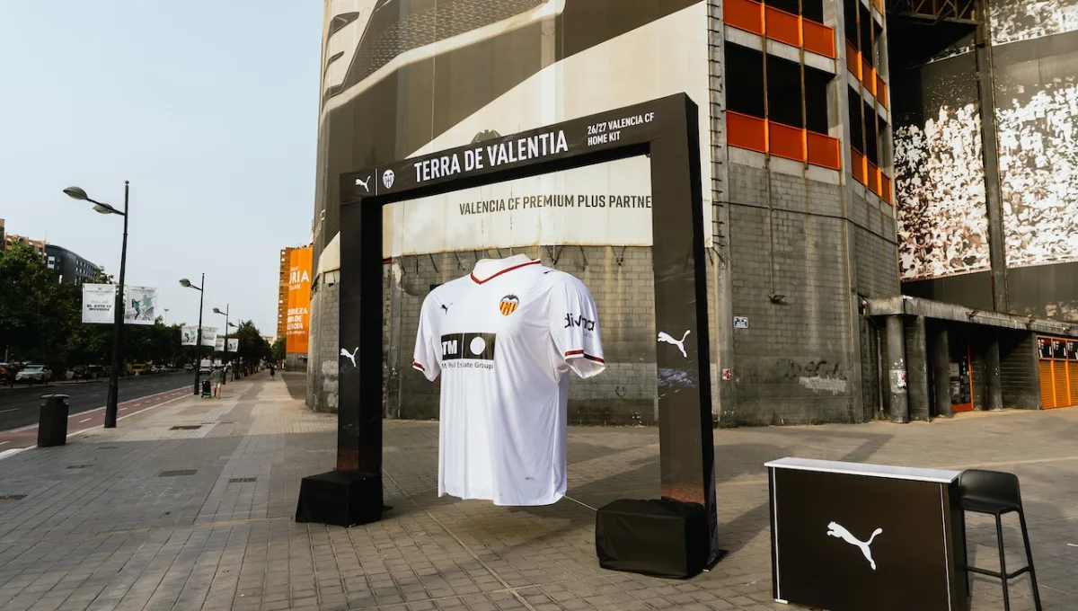 Puma lanza la nueva equipación del Valencia CF con una intervención urbana en Valencia