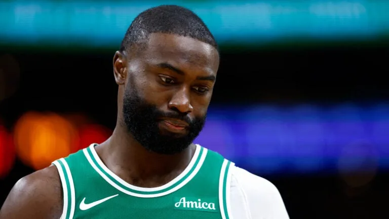Robert Parish critica la decisión de Celtics de traspasar a Jaylen Brown y la compara con un error histórico