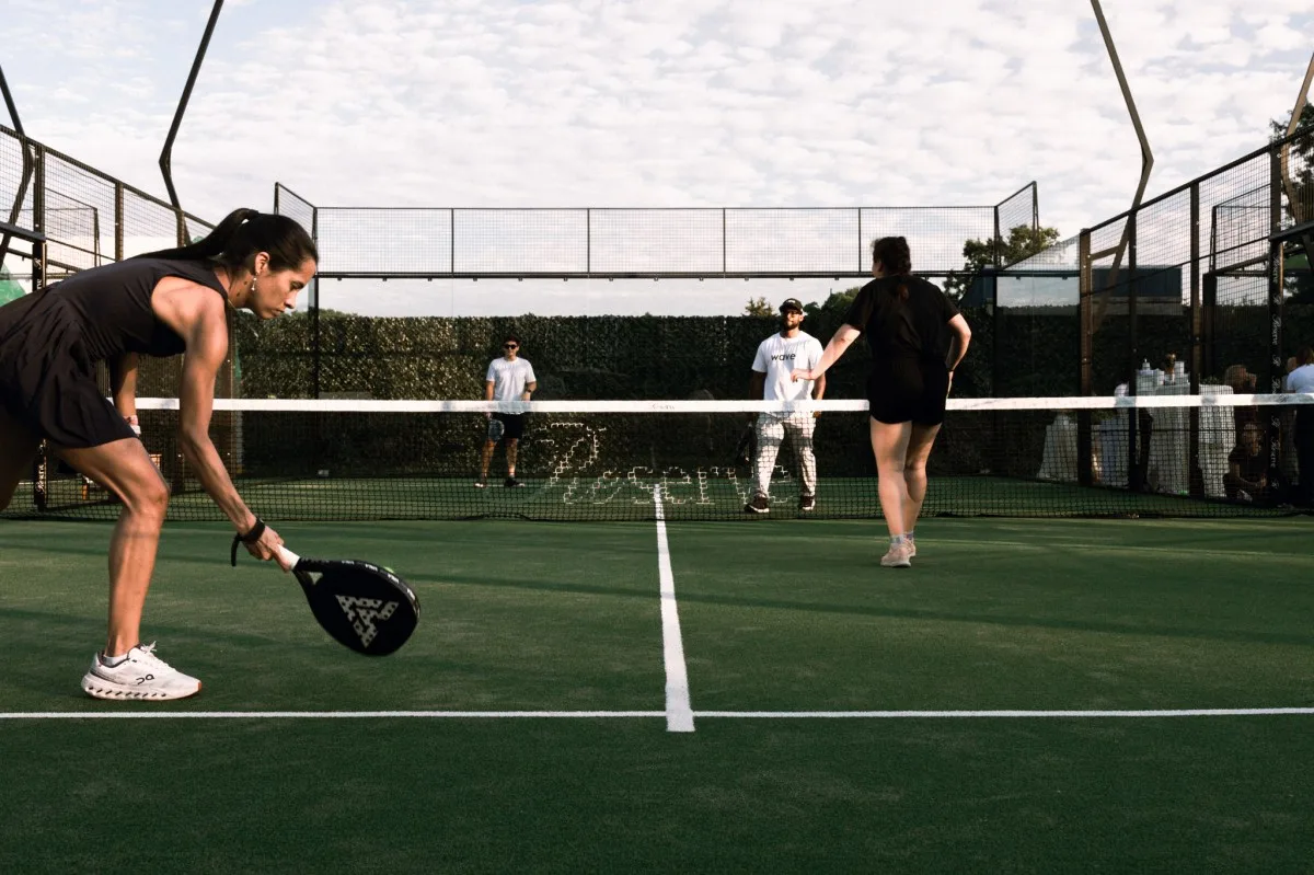 Roslyn Padel inaugura instalación temporal para impulsar el deporte antes de su club permanente en 2027