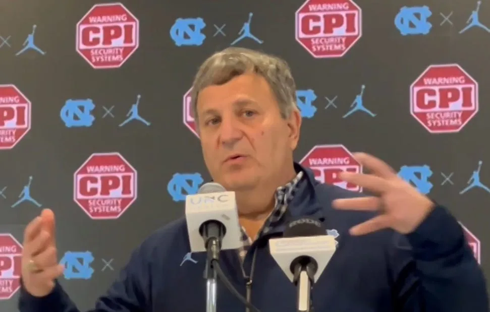 UNC suspende al gerente general de fútbol americano Michael Lombardi sin detalles adicionales